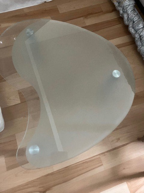 Niervormige matglazen bijzettafel met gladde rand., Gebruikt, Rond, 55 tot 75 cm, Glas
