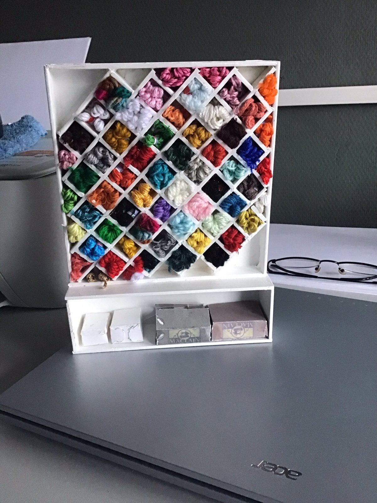 Poppenhuis winkel kast gevuld met wol, Ophalen of Verzenden, Poppenhuis