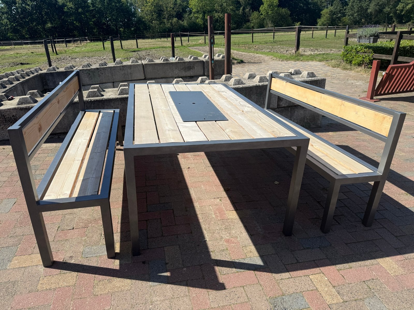 Nieuwe Tuinset met Banken en Tafel - Hout en Metaal, Tuin en Terras, Ophalen, 4 zitplaatsen, Nieuw, Hout