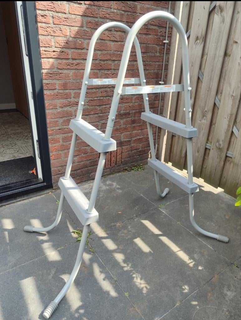 Zwembadtrapje, Ophalen