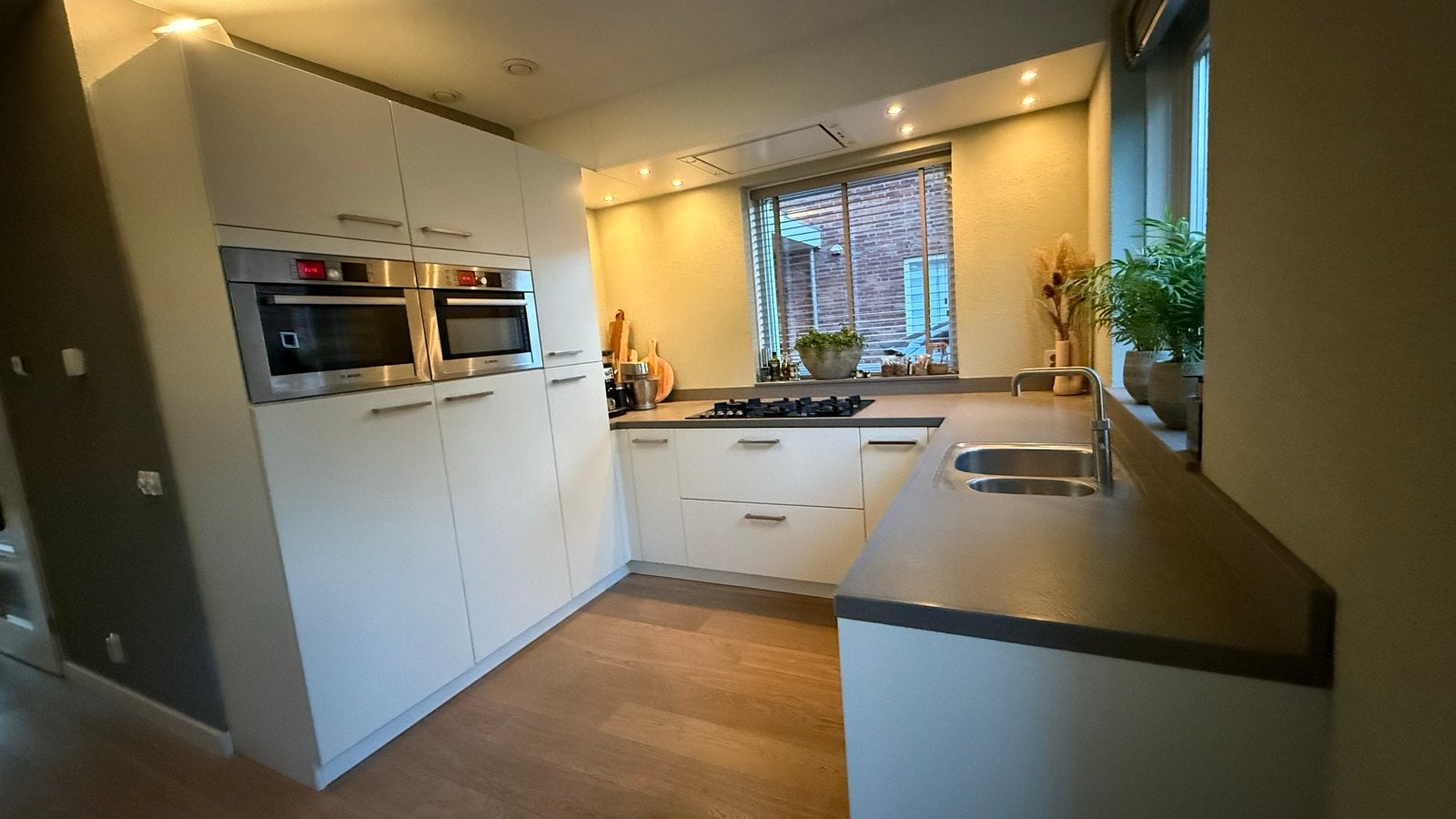 Complete U-keuken met Bosch en ATAG apparatuur, Ophalen, Gebruikt, Wit, Hoekkeuken