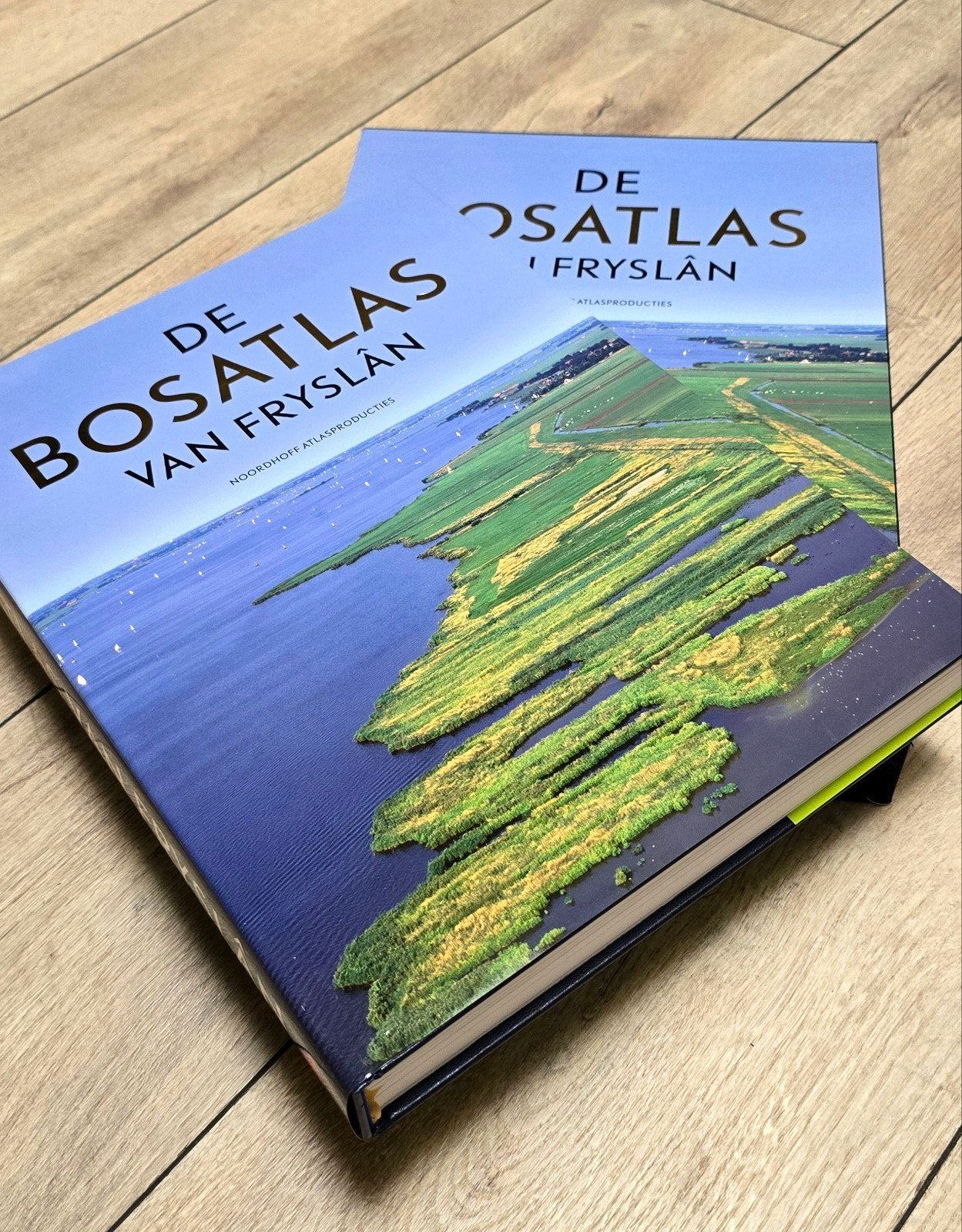 De Bosatlas van Fryslân - Nieuwstaat - Slipcase, Bosatlas, 2000 tot heden, Ophalen of Verzenden, Zo goed als nieuw