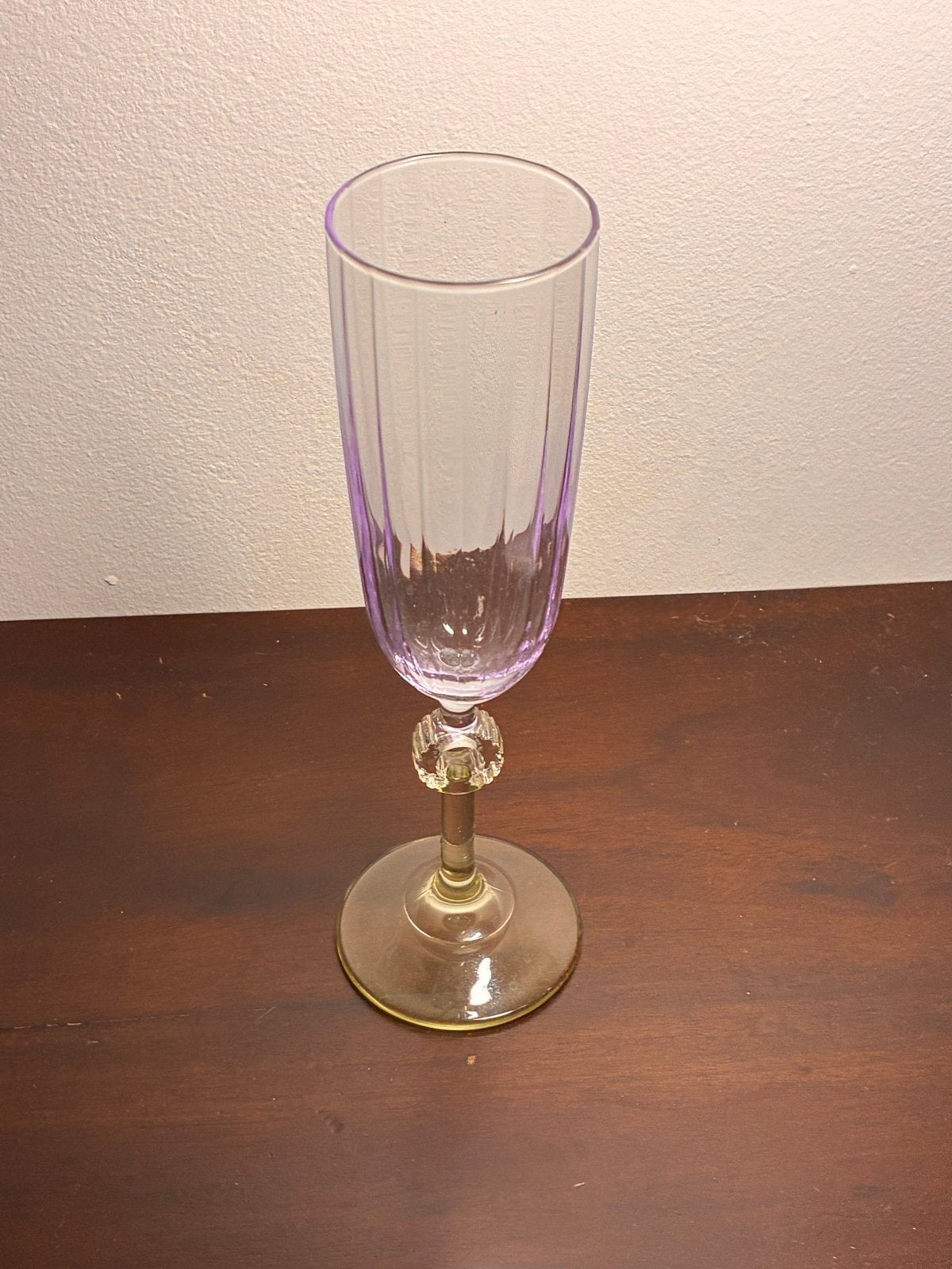 Elegant paars champagneglas met gouden voet, Ophalen of Verzenden