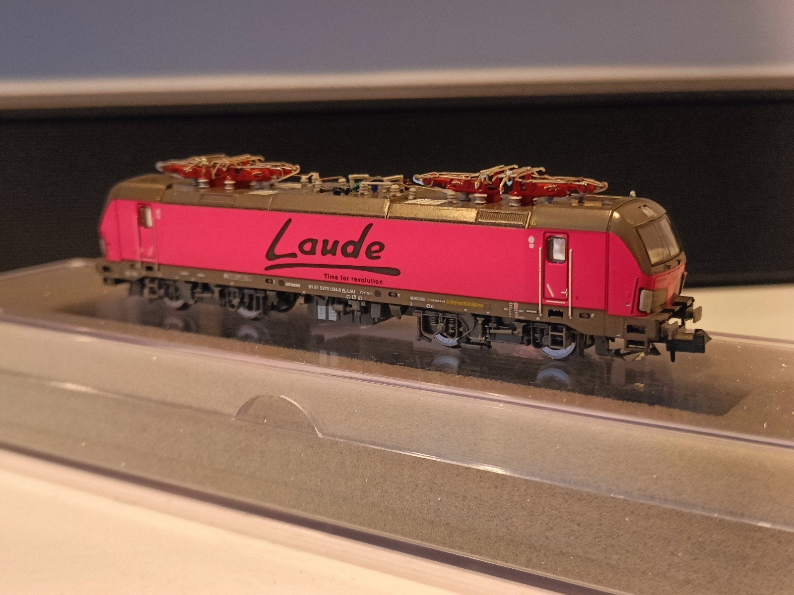 Te koop: Hobbytrain Vectron 'Laude' H30157 met extra kap, Hobby en Vrije tijd, Overige merken, Nieuw, Ophalen of Verzenden, Analoog