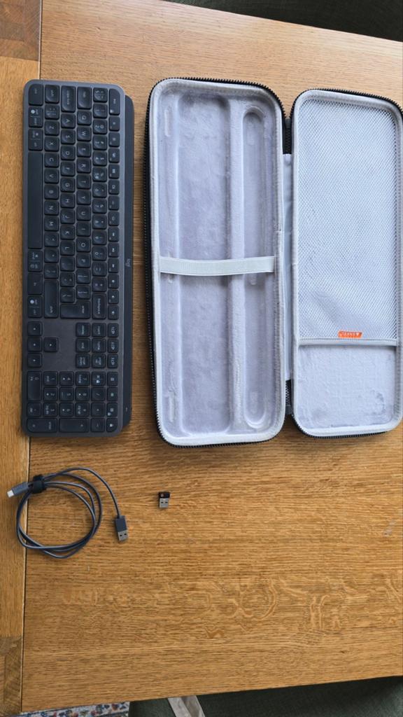 Logitech MX Keys draadloos toetsenbord met hoes en dongle, Multimediatoetsen, Logitech, Ophalen of Verzenden, Zo goed als nieuw