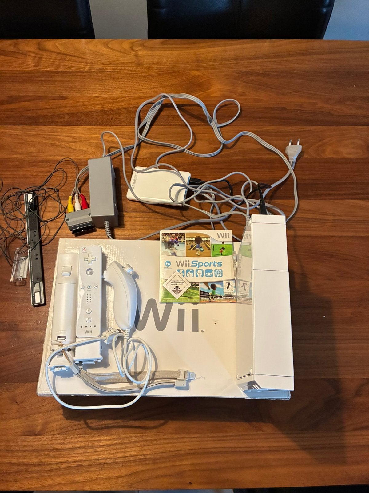 Nintendo Wii met 2 controllers, nunchuck, HDD en Wii Sports, Ophalen of Verzenden, Gebruikt, Met 2 controllers, Met games
