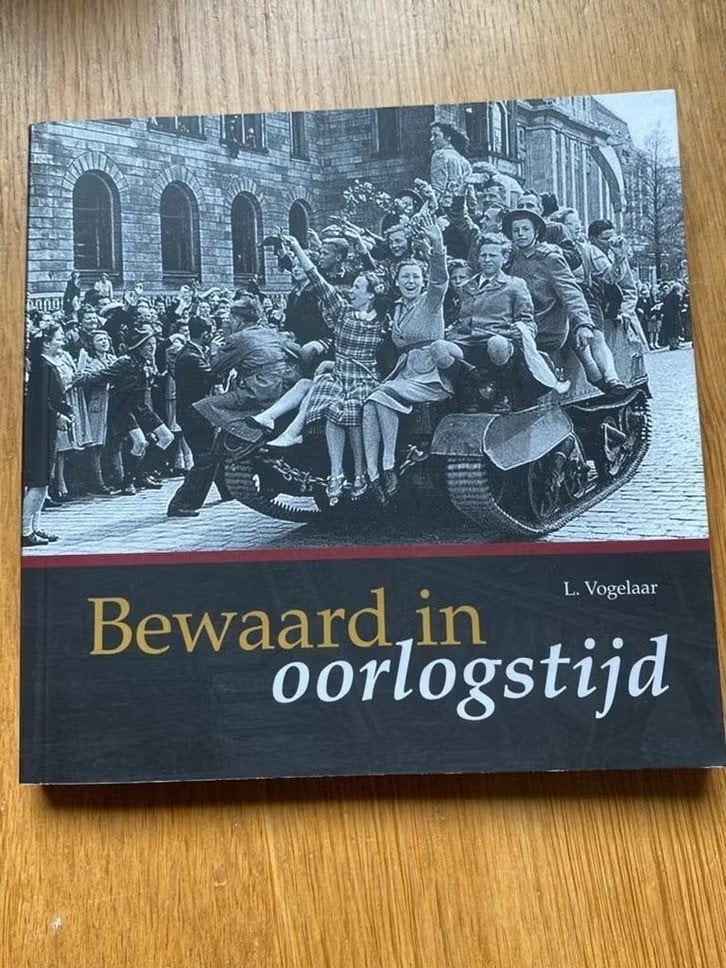 Bewaard in oorlogstijd. L vogelaar, Ophalen of Verzenden, Tweede Wereldoorlog, Zo goed als nieuw