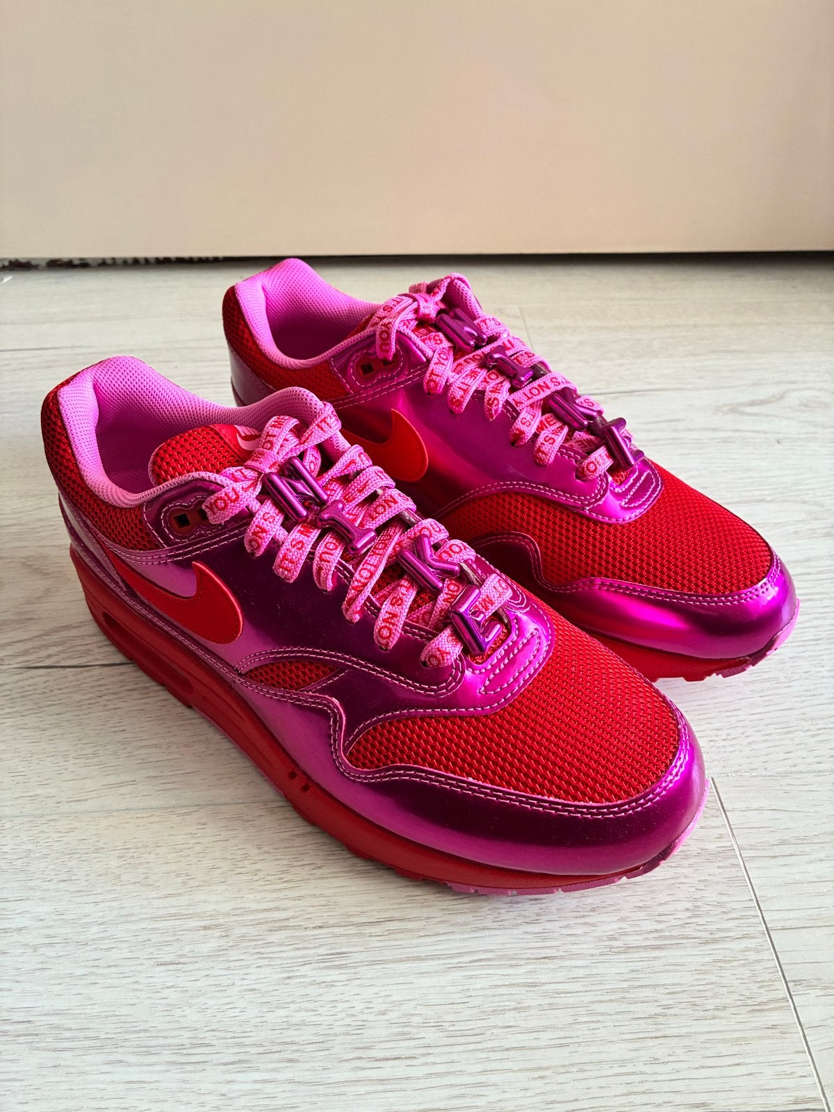 Nike Air Max 1 Valentine’s Day Maat 42.5, Ophalen of Verzenden, Zo goed als nieuw, Roze, Sneakers of Gympen