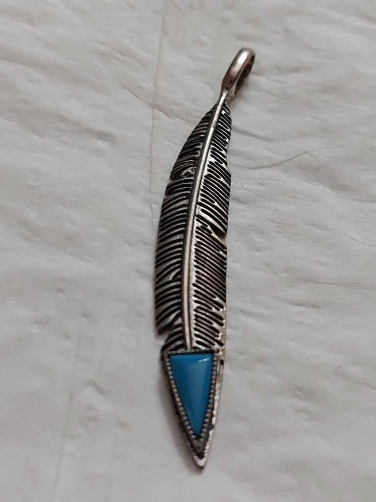 Grote zilverkleurige veren hanger/bedel met blauw steentje, Verzenden, Nieuw, Bedel