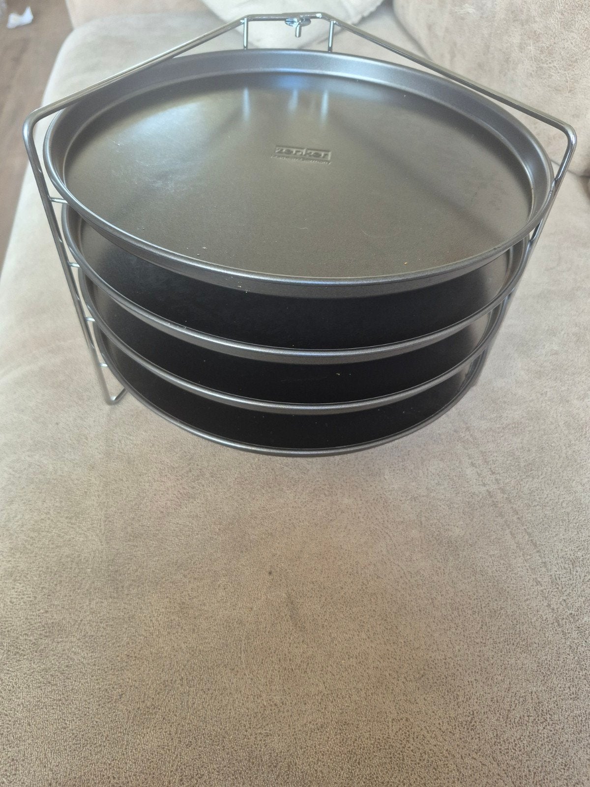 Zenker Pizzabakker-Set - 4 pizzaplaten met houder, Overige typen, Nieuw, Ophalen of Verzenden, Zwart
