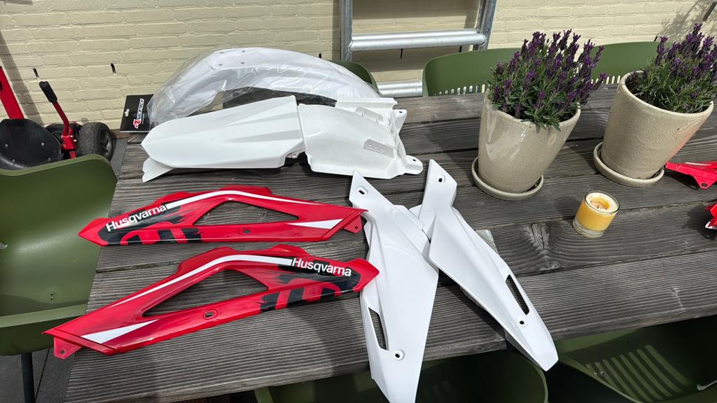Husqvarna 250 / 310 gloednieuw plastic set 2010-214, Ophalen, Nieuw