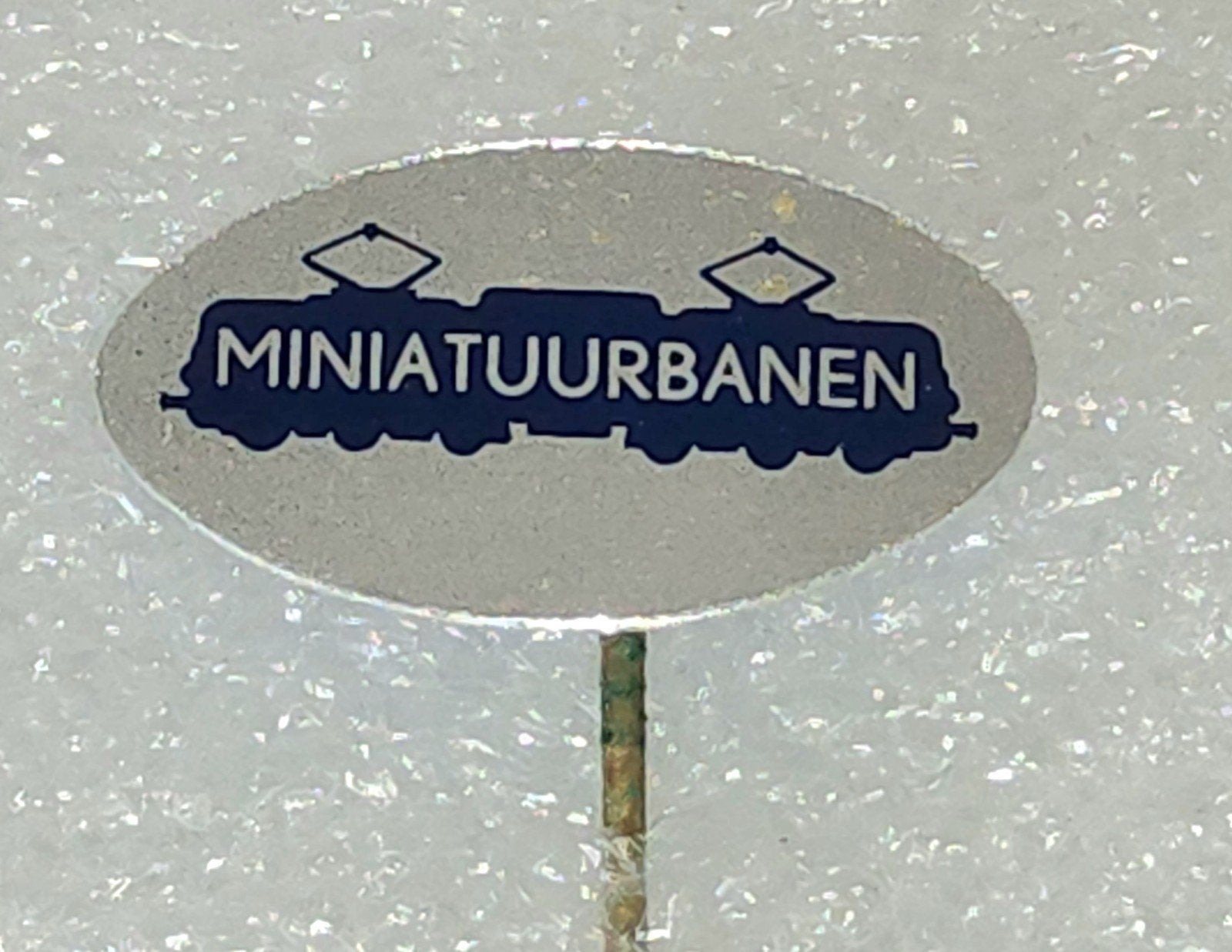 Vintage Speldje 'Miniatuurbanen', Verzamelen, Speldjes, Pins en Buttons, Ophalen of Verzenden, Gebruikt, Overige onderwerpen, Speldje of Pin