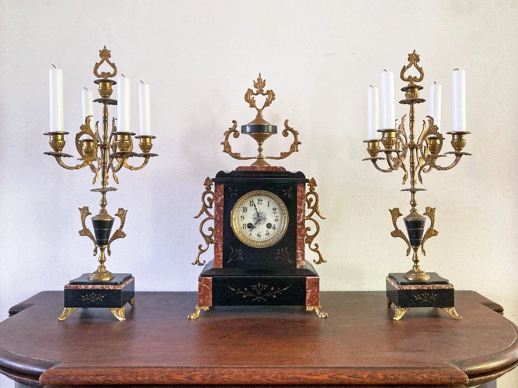 Antieke pendule met twee kandelaars, marmer met brons, 1880, Antiek en Kunst, Ophalen
