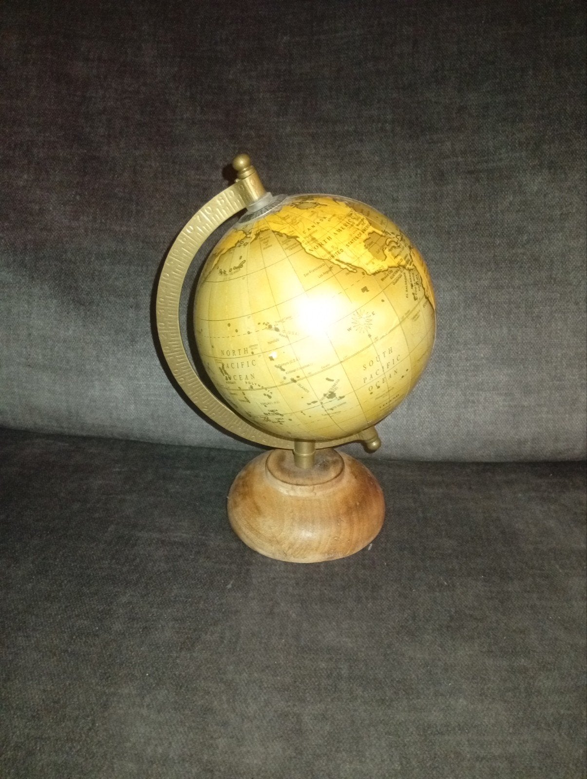 Wereldbol met Houten Voet - Decoratief, Gebruikt, Draaibaar, Ophalen of Verzenden, Antieke wereldbol