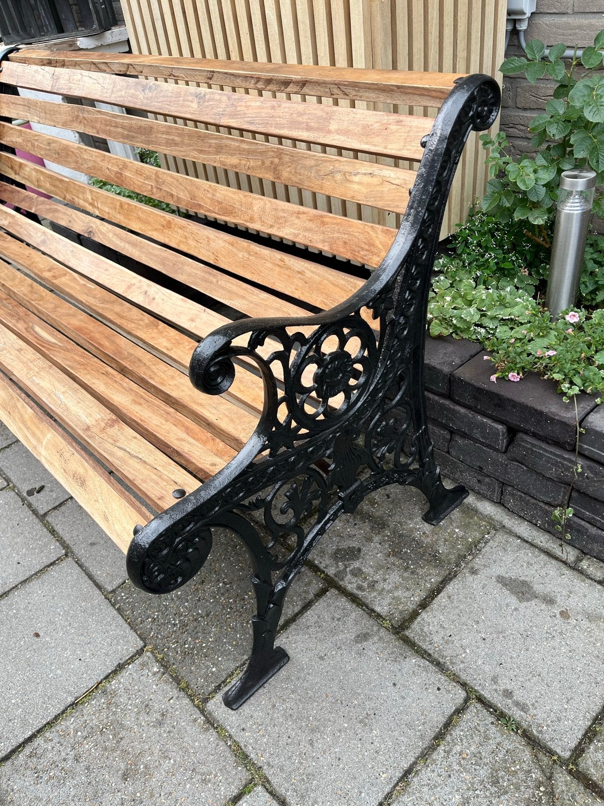 Gietijzeren tuinbank met houten zitting, Ophalen of Verzenden, Gebruikt, Hout