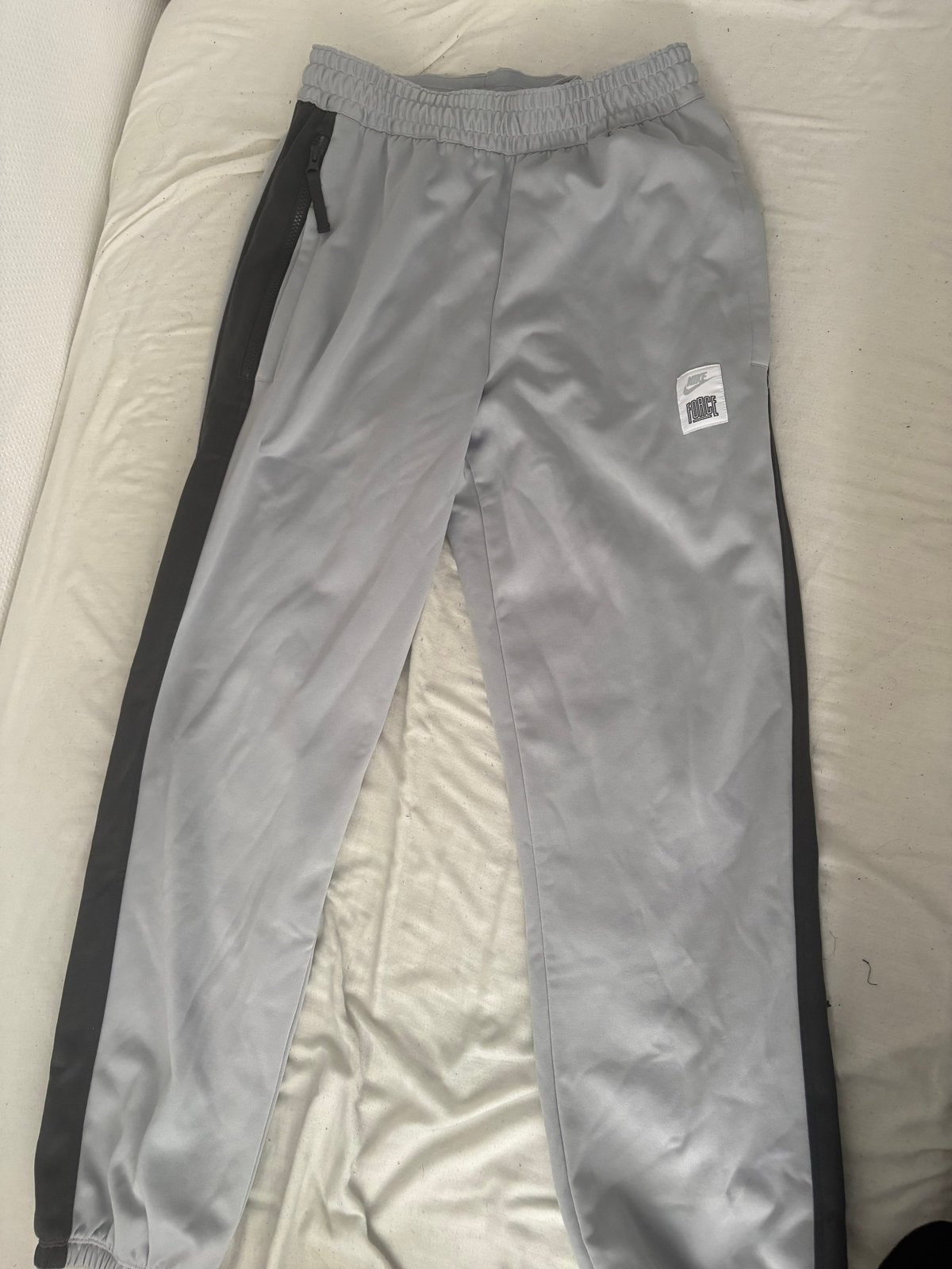 Nike Therma-FIT Joggingbroek - Maat M met prijskaart, Kleding | Heren, Verzenden, Nieuw, Maat 48/50 (M), Grijs