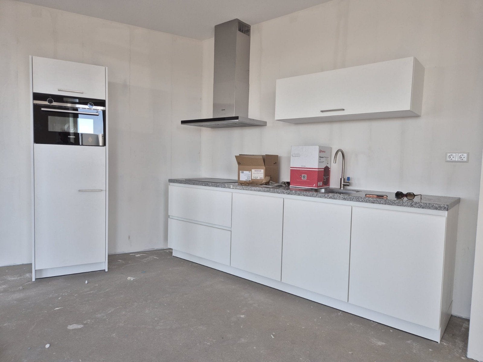 Nieuwe SieMatic keuken met Siemens apparatuur, Ophalen, Wit, Enkelwandige keuken, Greeploos