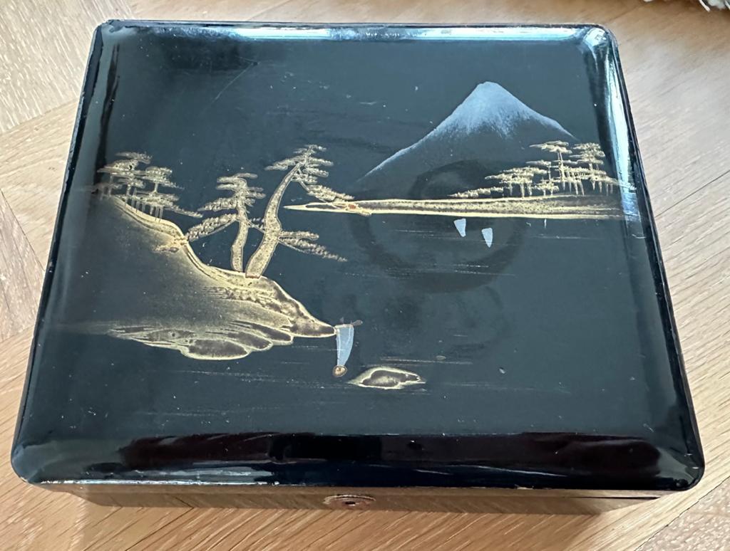 Oud zwart houten kistje met sleutel en schildering, Ophalen of Verzenden