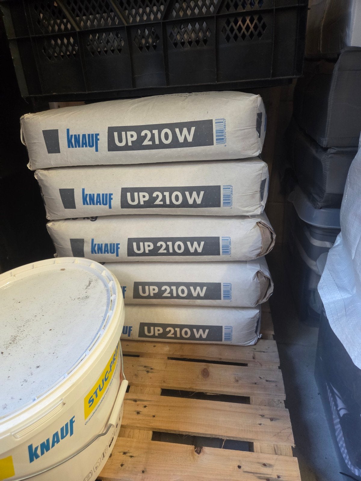 10 zakken Knauf UP 210 W en Knauf Stuc-Primer XL, Ophalen