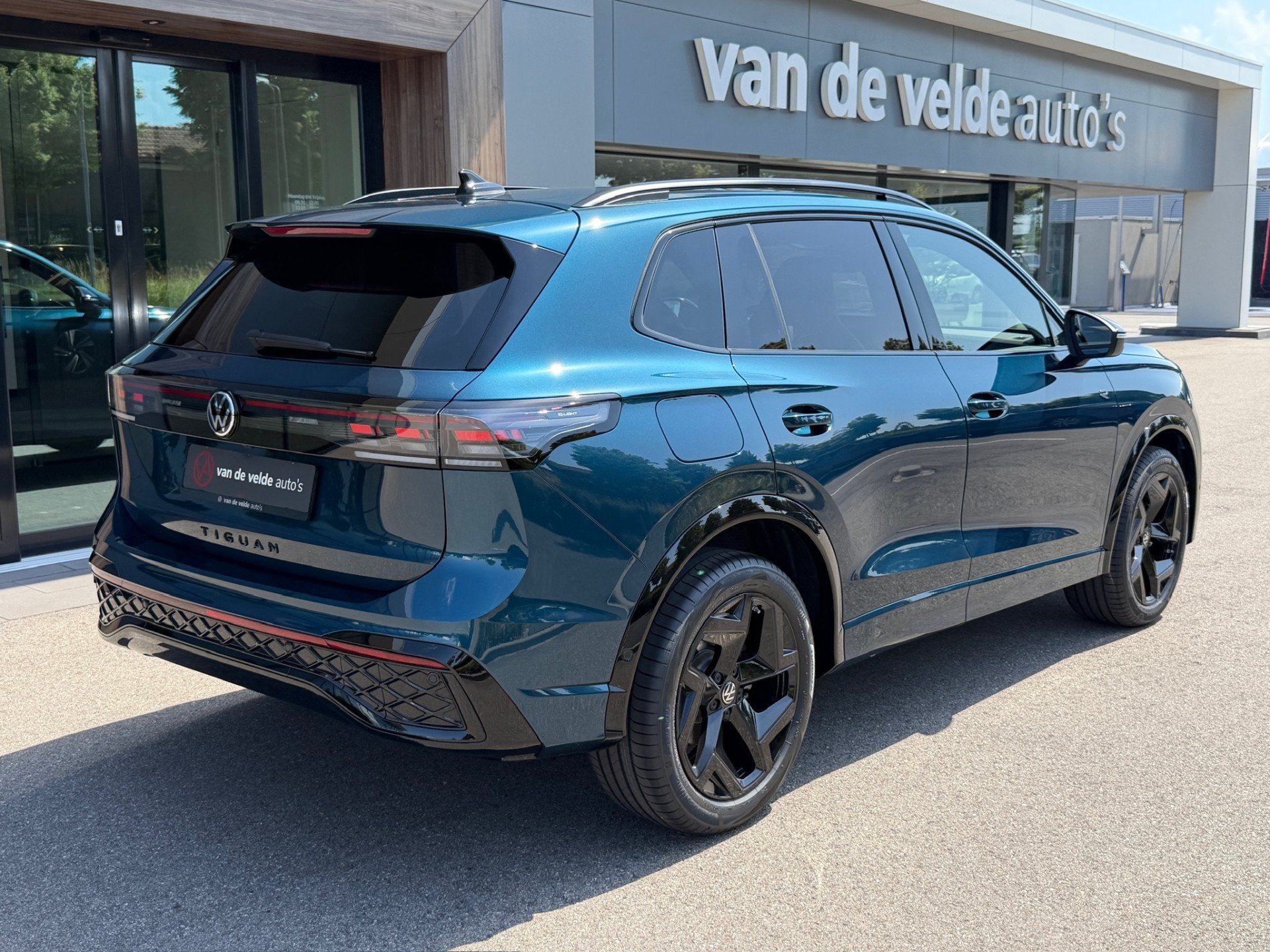 Volkswagen Tiguan 1.5 eTSI 150pk DSG R-Line | Black line | 3, 12 maanden, Zwart, 4 cilinders, Blauw