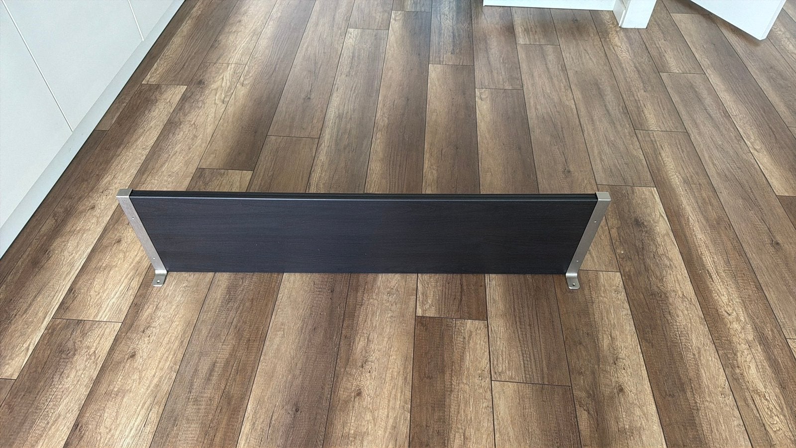 Zwarte plank 30x120 cm met metalen beugels, Huis en Inrichting, Woonaccessoires | Overige, Hout, Ophalen of Verzenden, Modern