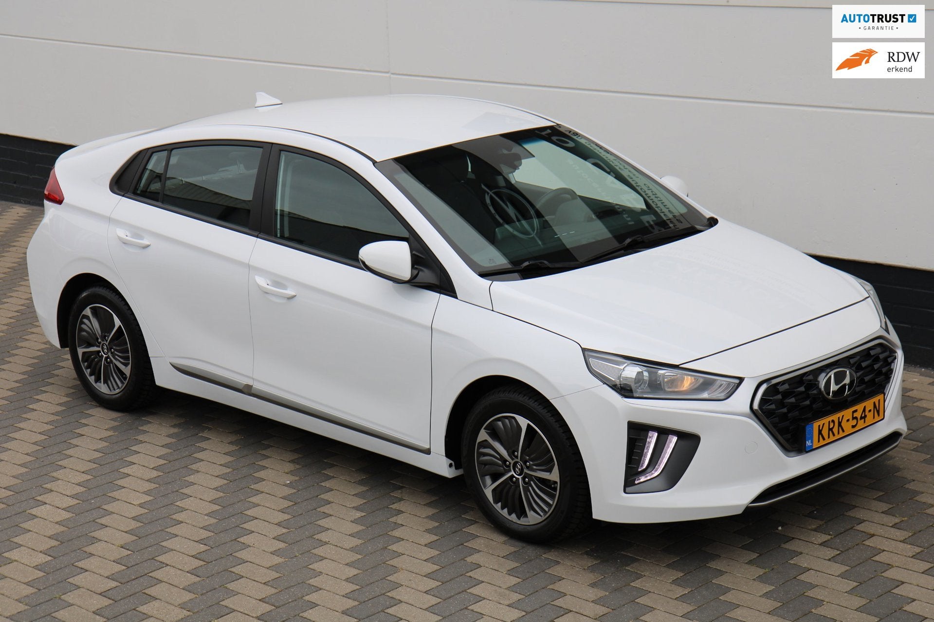 Hyundai IONIQ 1.6 GDi PHEV Carplay Camera Cruise BTW !, Auto's, Stof, Gebruikt, Wit, Bedrijf