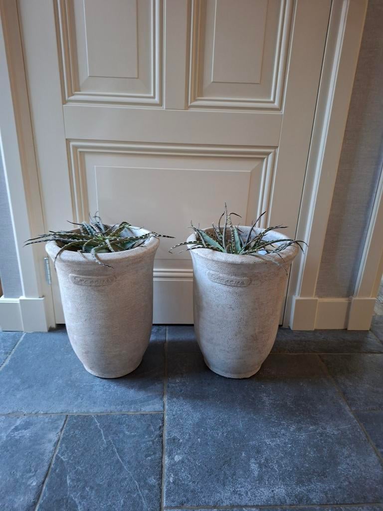 2 mooie hoge bloempotten grijskleurig, Tuin en Terras, Bloembakken en Plantenbakken, Ophalen, Rond, Binnen, 30 tot 60 cm