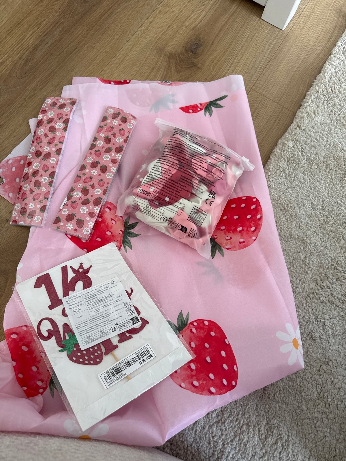 Aardbeien Thema Feestpakket: Backdrop, Topper, Labels, Boog, Ophalen of Verzenden, Nieuw, Versiering, Verjaardag