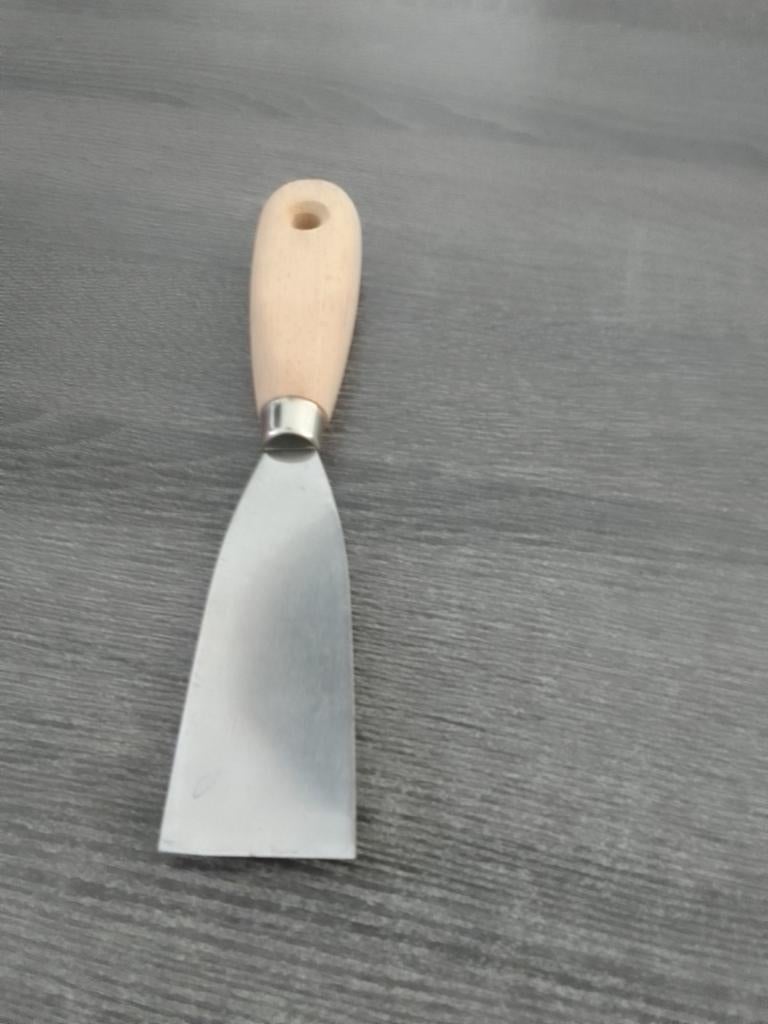 Plamuurmes met houten handvat, Ophalen