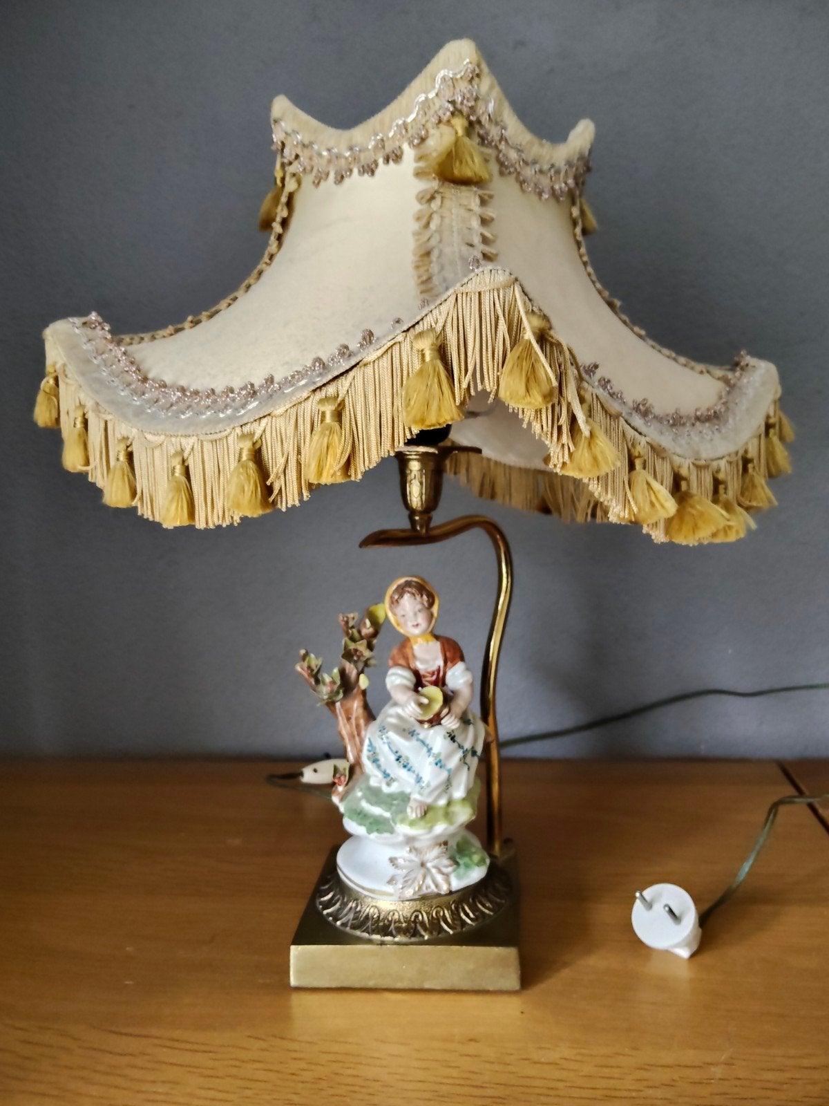 Vintage Tafellamp met Porseleinen Beeld Meisje met Tamboe, Ophalen