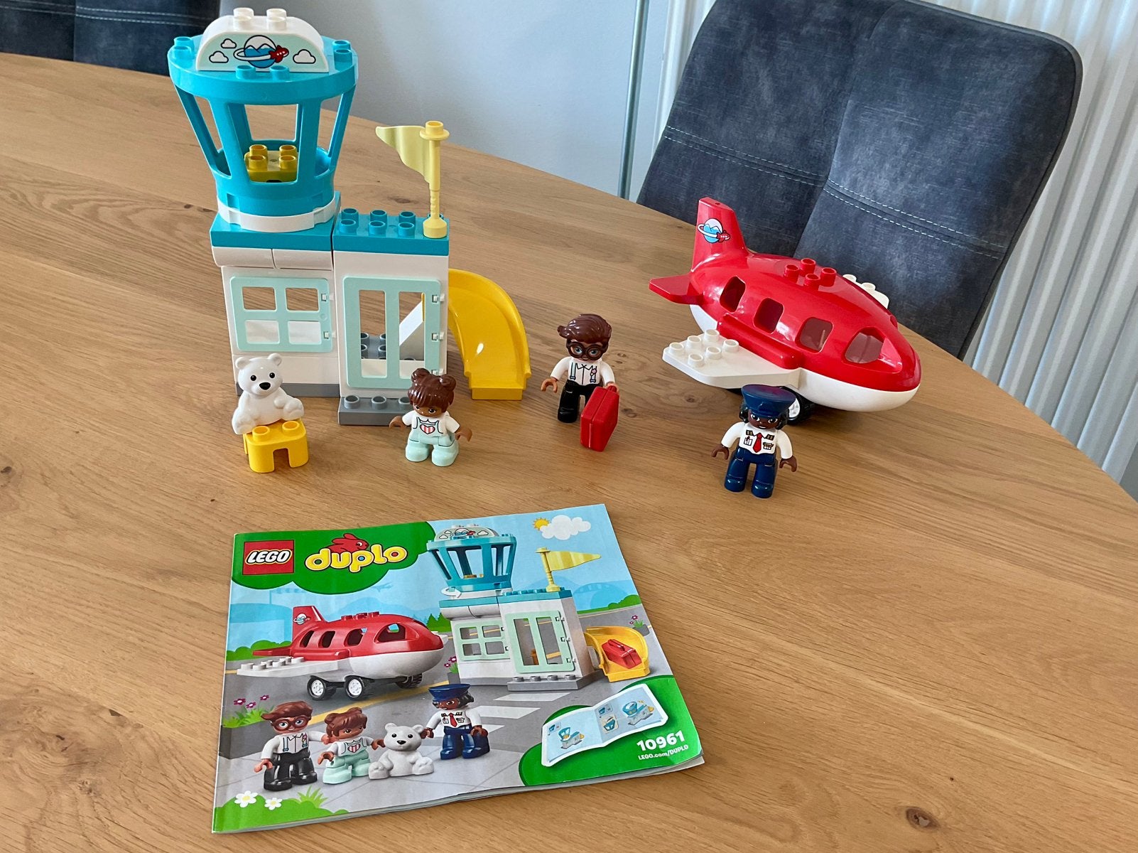 Duplo : Vliegtuig en Vliegveld 10961 - compleet met boekje, Ophalen, Zo goed als nieuw, Duplo