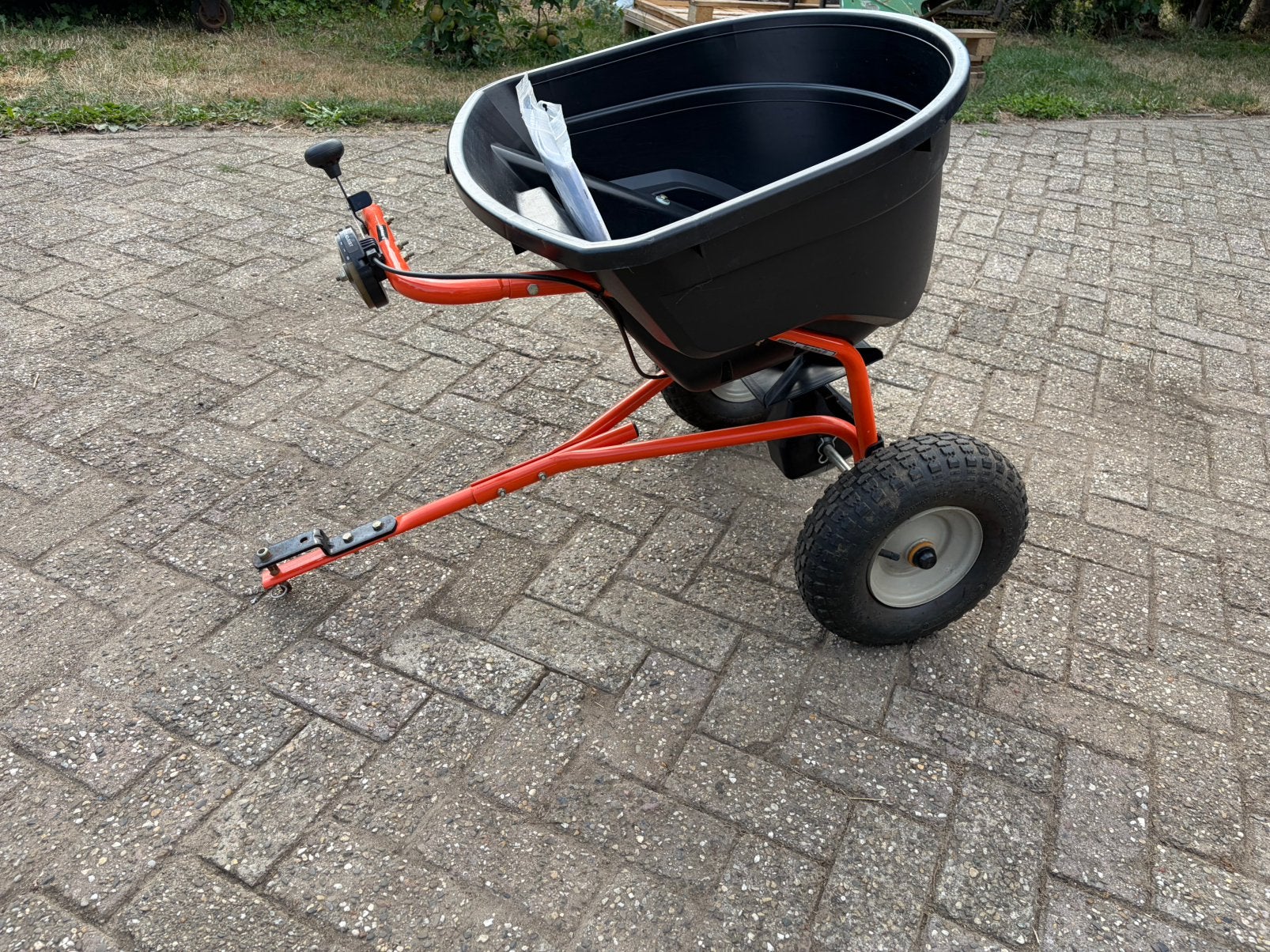 Kunstmest strooier voor achter zitmaaier of quad, Ophalen