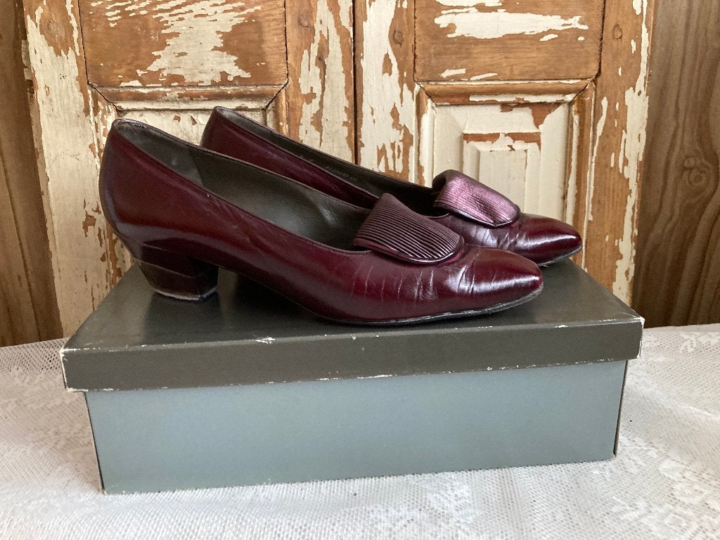 Maat: 37,5 / Bordeaux rode schoenen met klein hakje, Schoenen met lage hakken, Ophalen of Verzenden, Rood, Bally