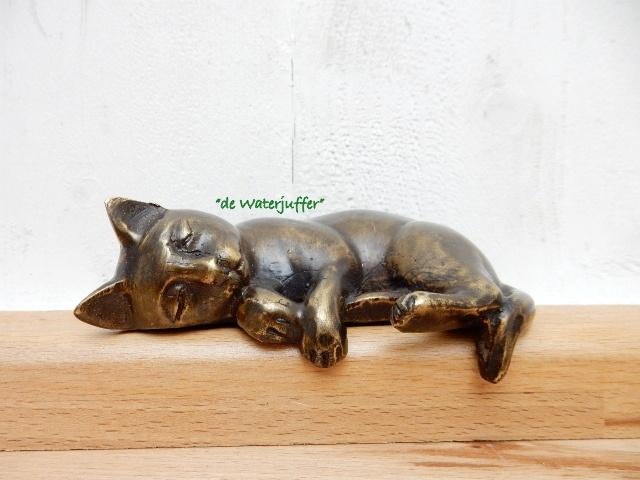 105* Bronzen slapend poesje (Boven €75 geen verzendkosten), Ophalen of Verzenden, Nieuw, Overige materialen, Dierenbeeld