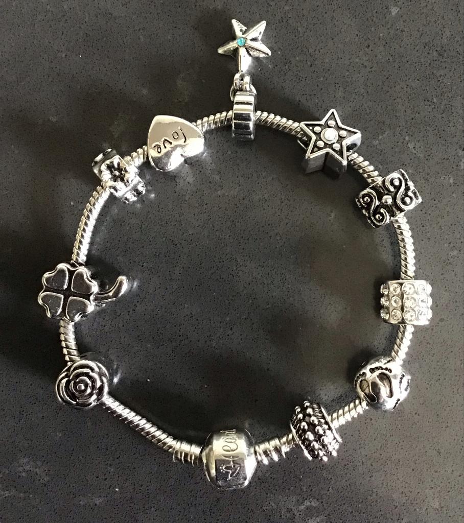 Heart beads armband met 10 bedels, Overige materialen, Ophalen of Verzenden, Zo goed als nieuw, Met bedels of kralen