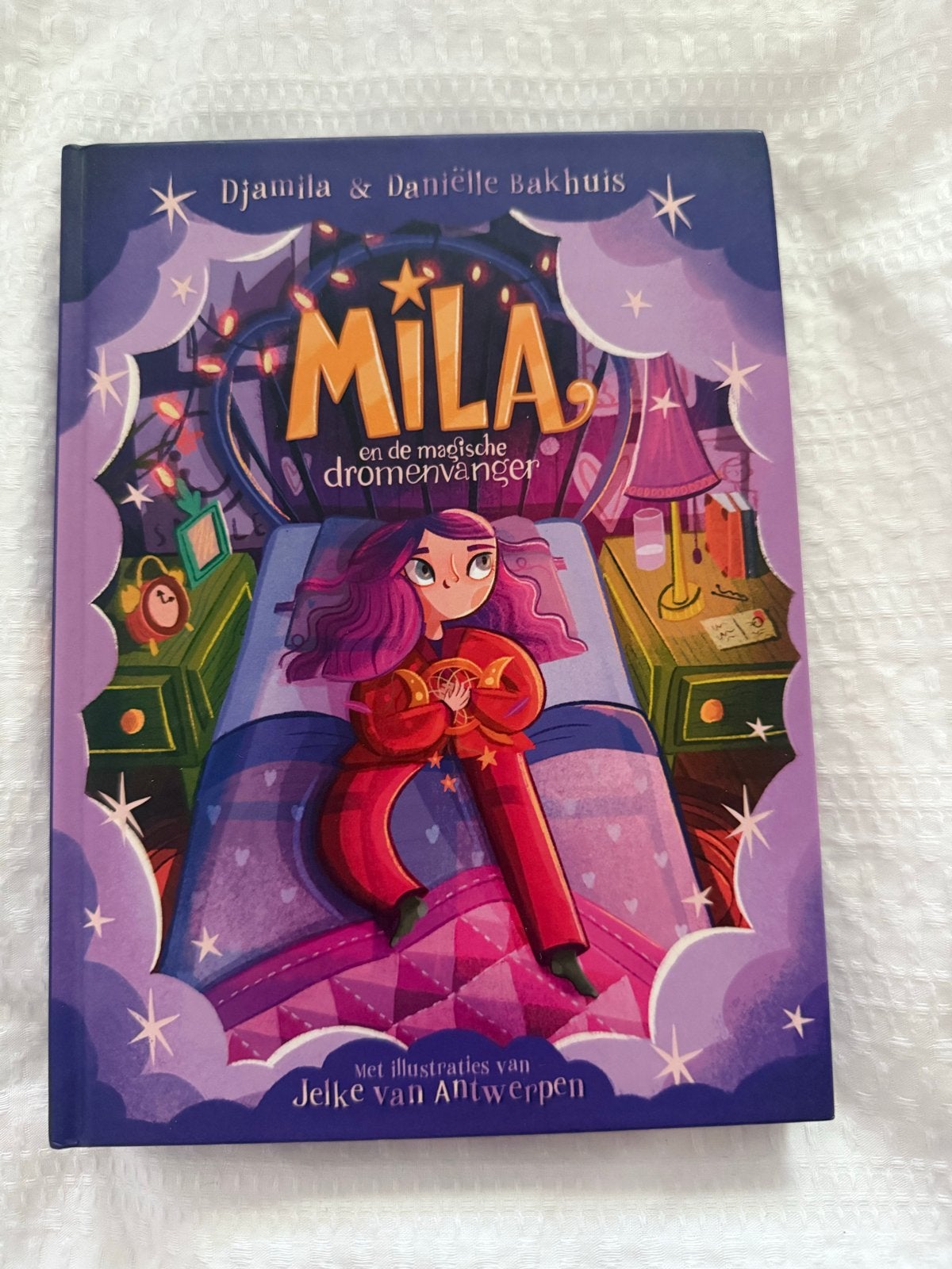 Mila en de magische dromenvanger - Djamila & Daniëlle Bakhui, Ophalen of Verzenden, Zo goed als nieuw, Fictie