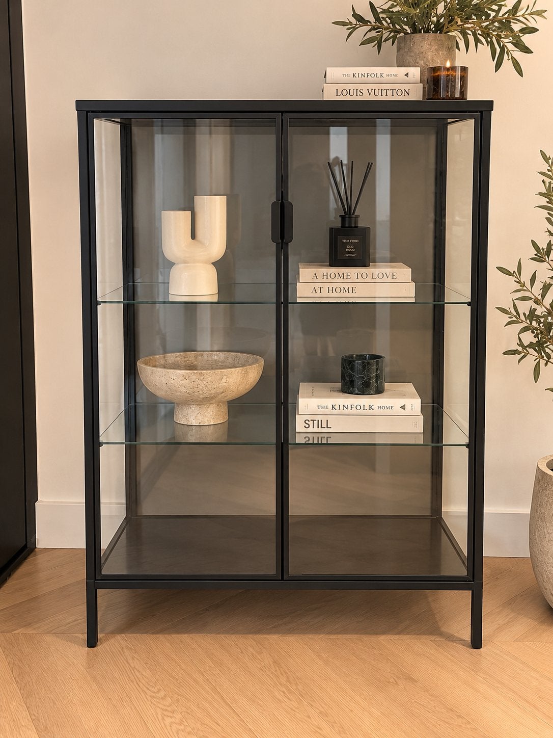 Stijlvolle zwarte Ikea vitrinekast glazen deuren en planken, Ophalen, 50 tot 100 cm, Zo goed als nieuw, Metaal