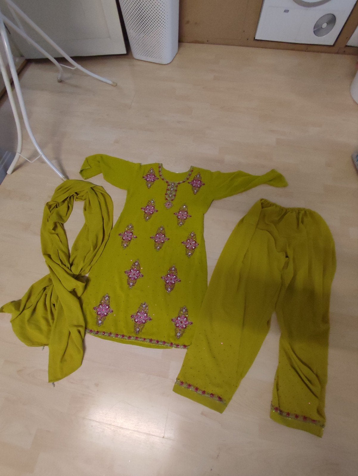 Indiase tuniek, broek en bijpassende sjaal (Salwar Kameez), Kleding | Dames, Maat 38/40 (M), Overige typen, Geel, Ophalen of Verzenden