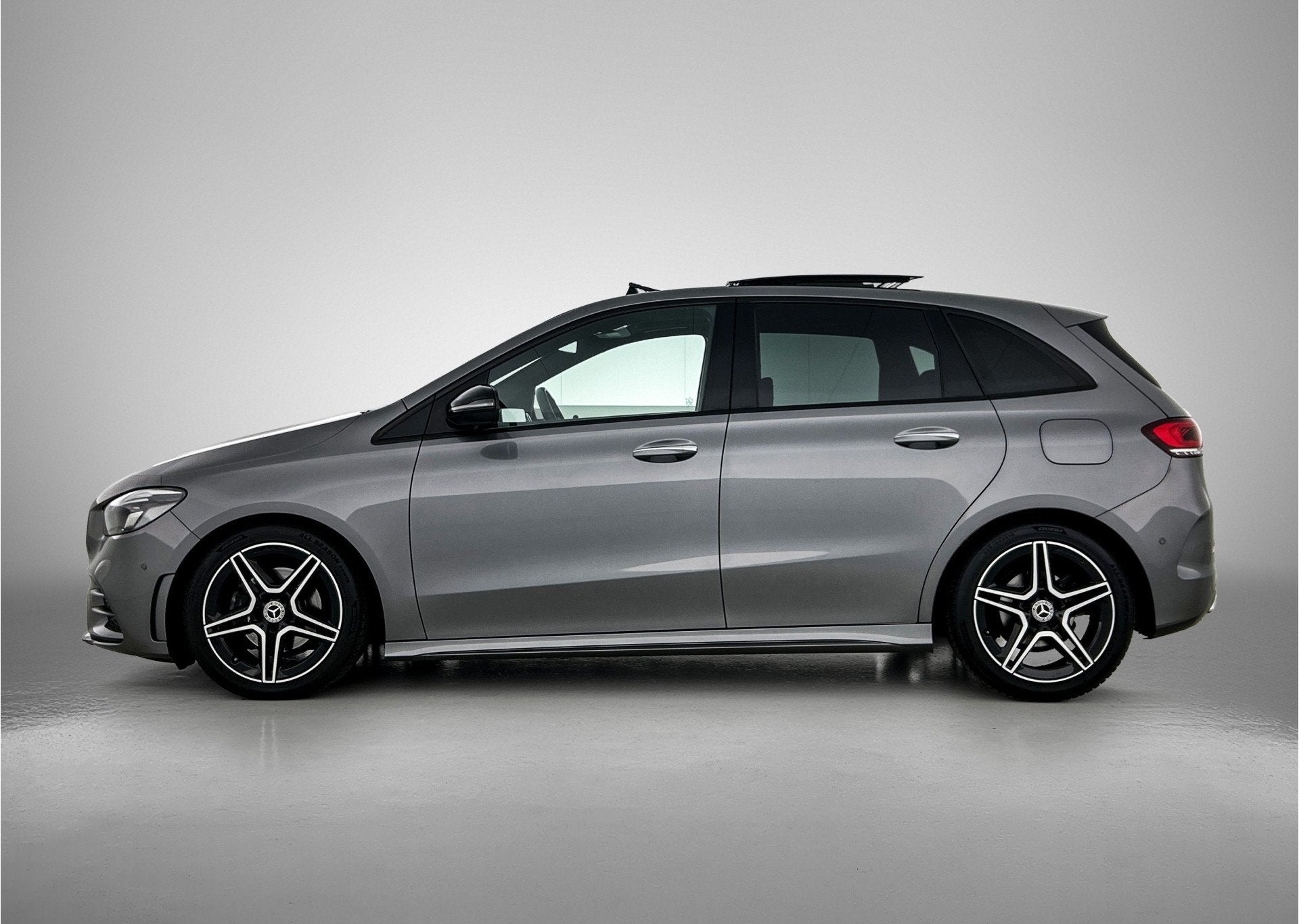 Mercedes-Benz B-Klasse 180 AMG Nightpakket | Panoramadak | S, Auto's, Mercedes-Benz, 12 maanden, 136 pk, Gebruikt, 4 cilinders