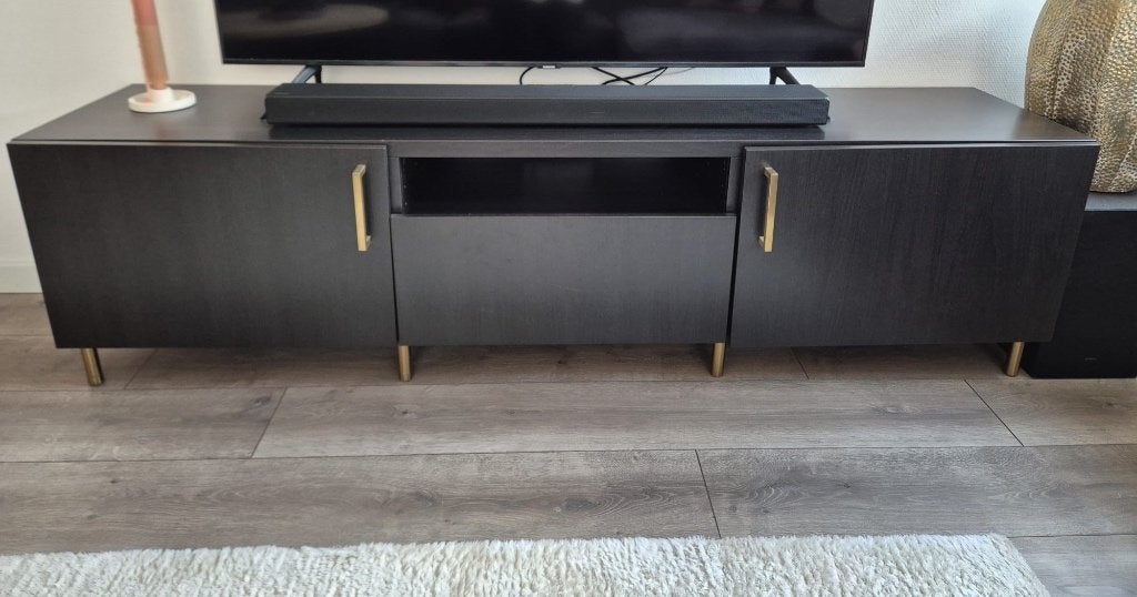 IKEA tv-meubel zwart met gouden handgrepen en pootjes, Ophalen, 150 tot 200 cm, Zo goed als nieuw, Minder dan 100 cm