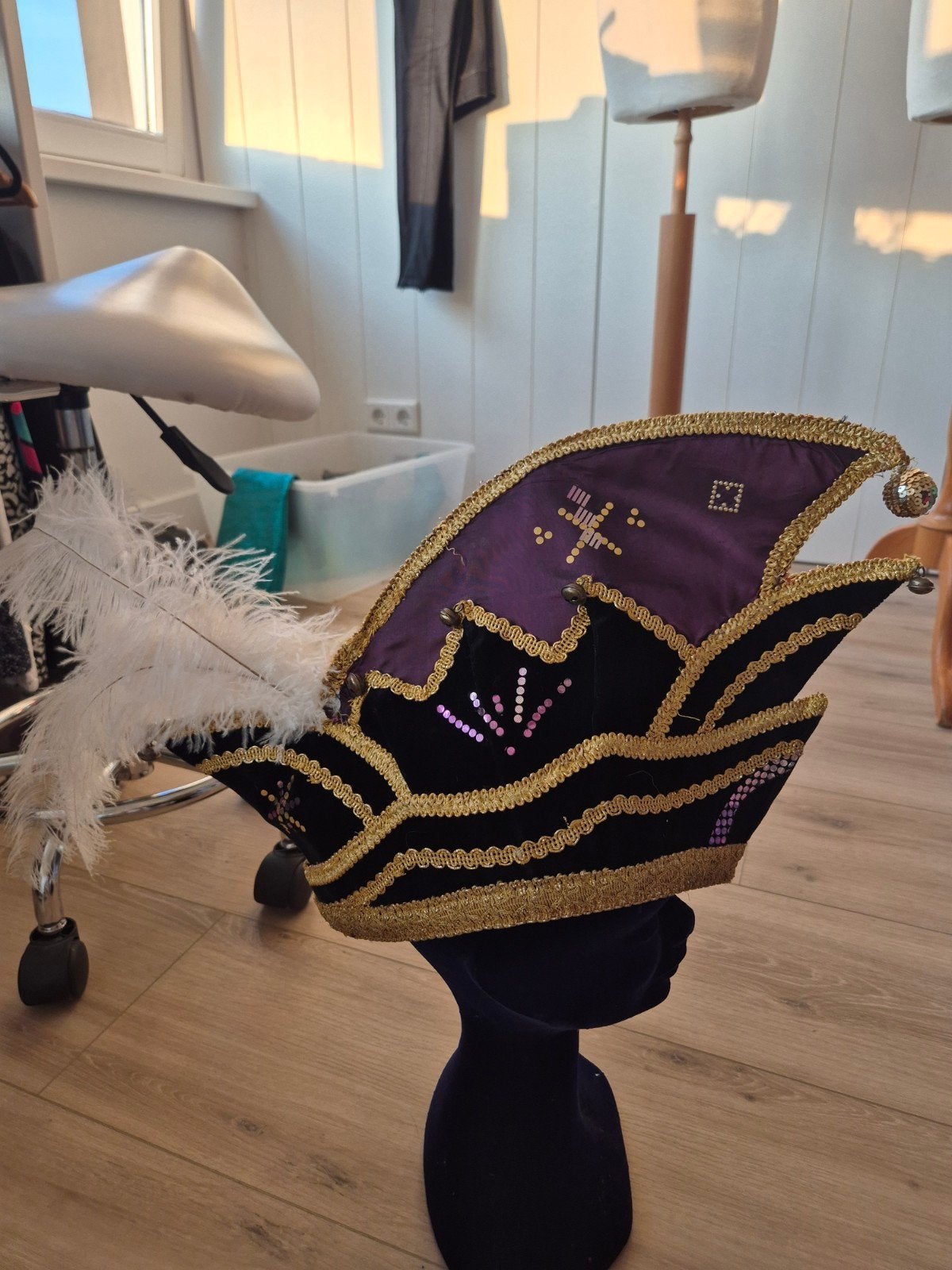 Vintage Steek - Carnavalshoed met veren en goudborduursel, Ophalen of Verzenden, Gedragen, Carnaval, Accessoires
