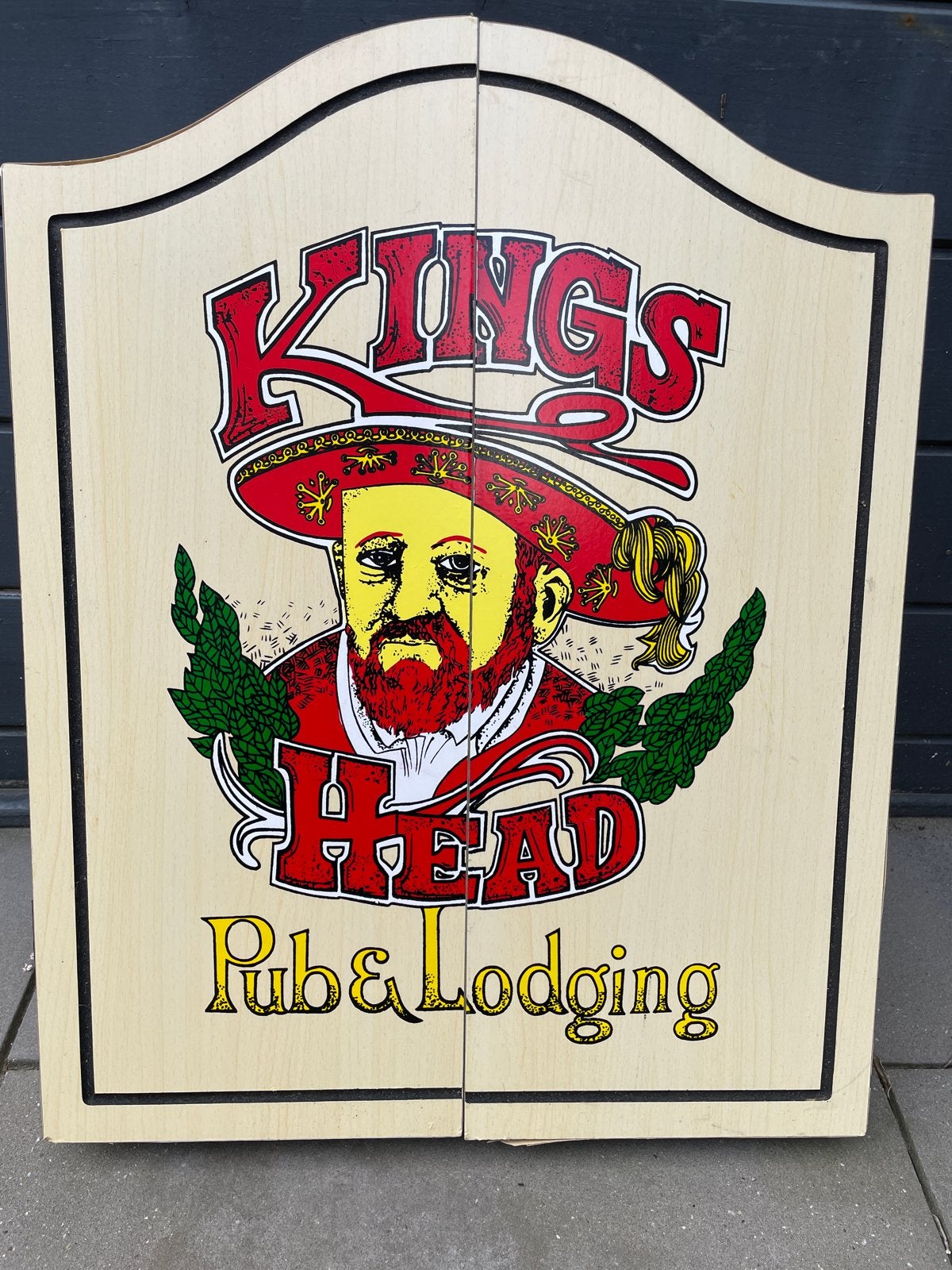 Kings Head Dartbord in Houten Kast - Nieuwstaat, Sport en Fitness, Darts, Ophalen, Nieuw, Dartbord met pijlen