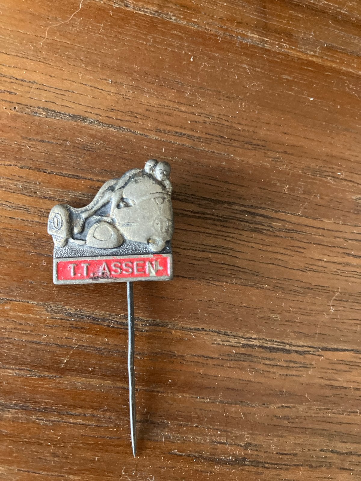 Vintage TT Assen Speldje - Motorrace Pin, Verzamelen, Ophalen of Verzenden, Gebruikt, Sport, Speldje of Pin