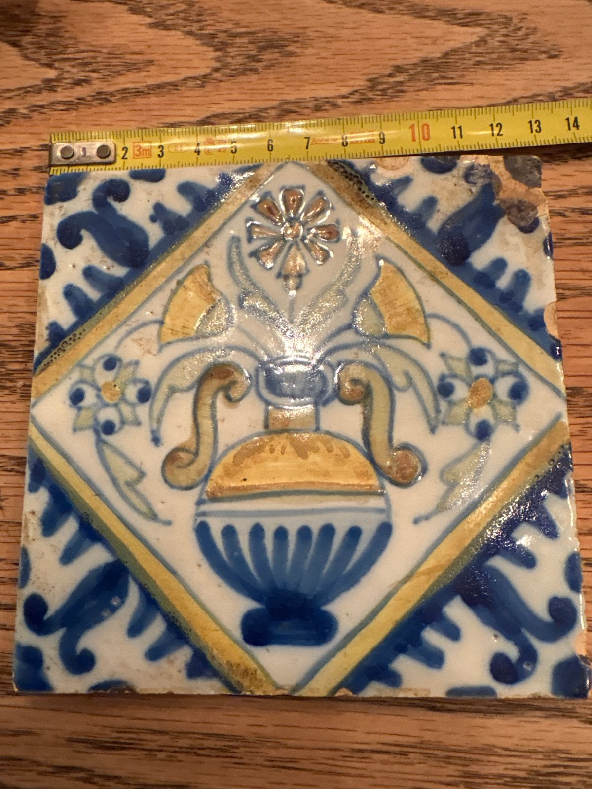 Oude polychrome tegel met vaasdecoratie, Ophalen of Verzenden