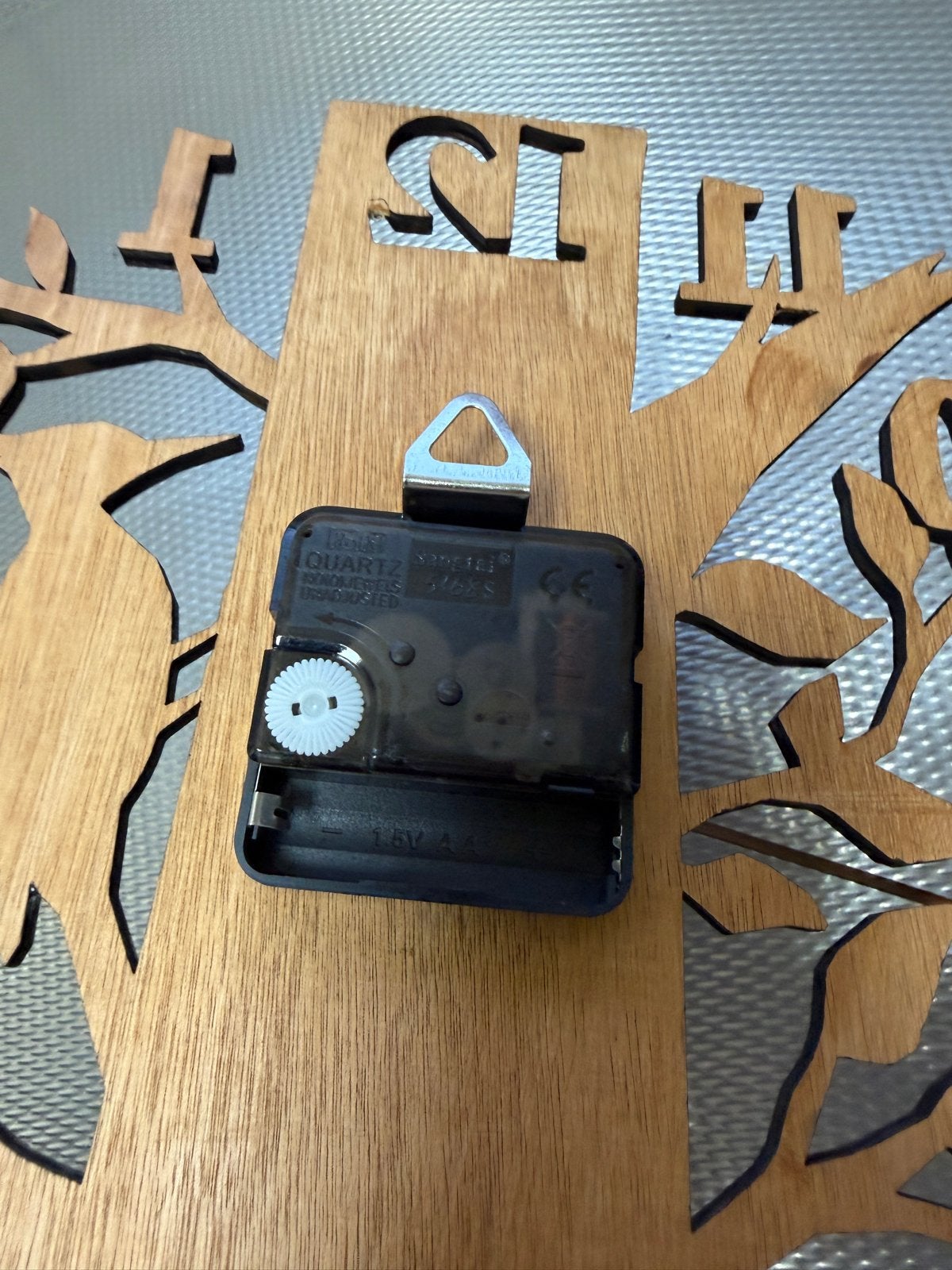 Unieke Houten Wandklok met Specht en Stil Uurwerk, Wandklok, Verzenden, Bruin, Landelijk