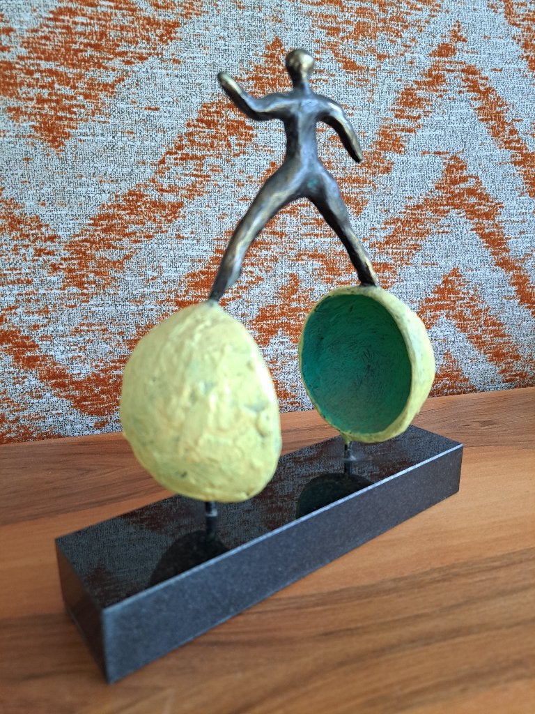 Bronzen figuur mens op twee halve bollen Artihove, Minder dan 20 cm, Ophalen of Verzenden, Brons, Op sokkel