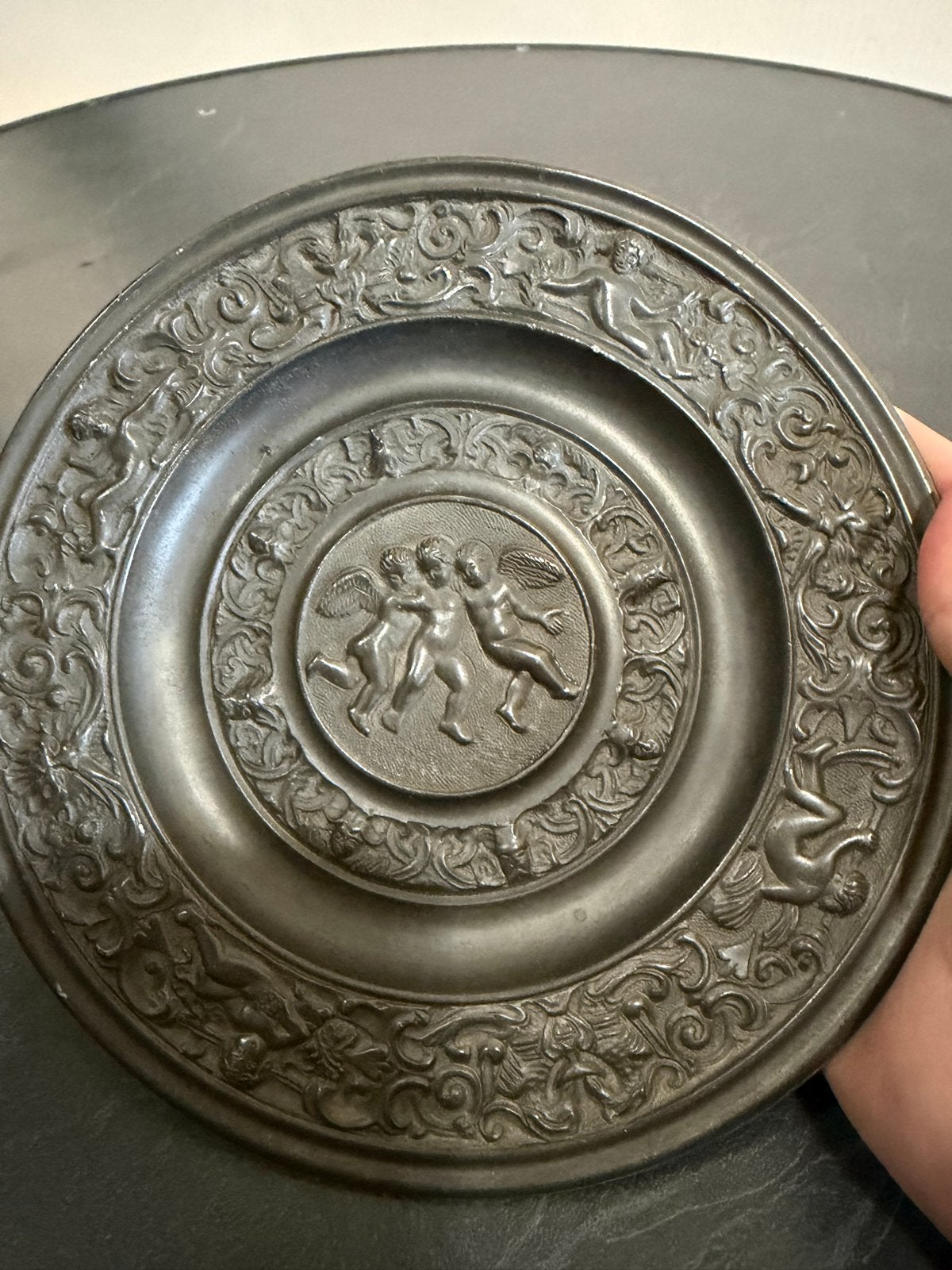 Antieke tinnen sierplaat met engeltjes en decoraties, Antiek en Kunst, Ophalen