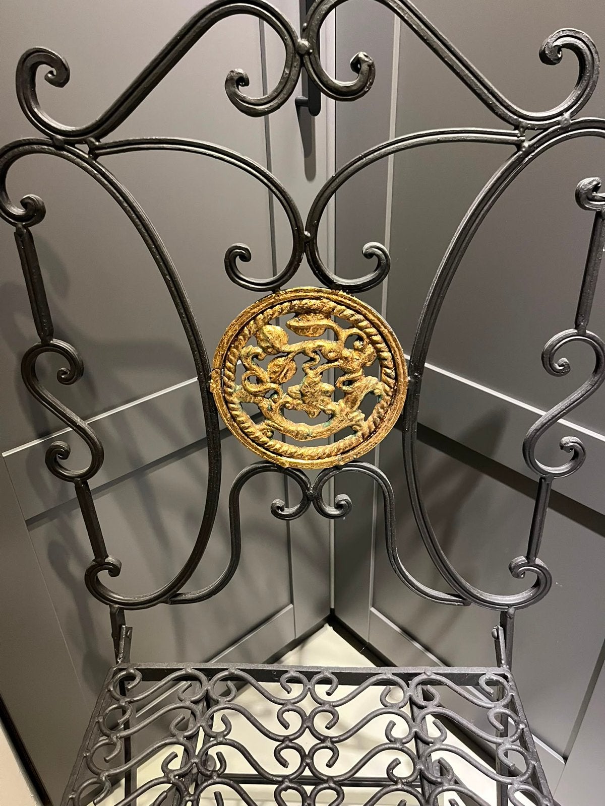 Decoratief gietijzeren stoeltje met gouden medaillon, Ophalen