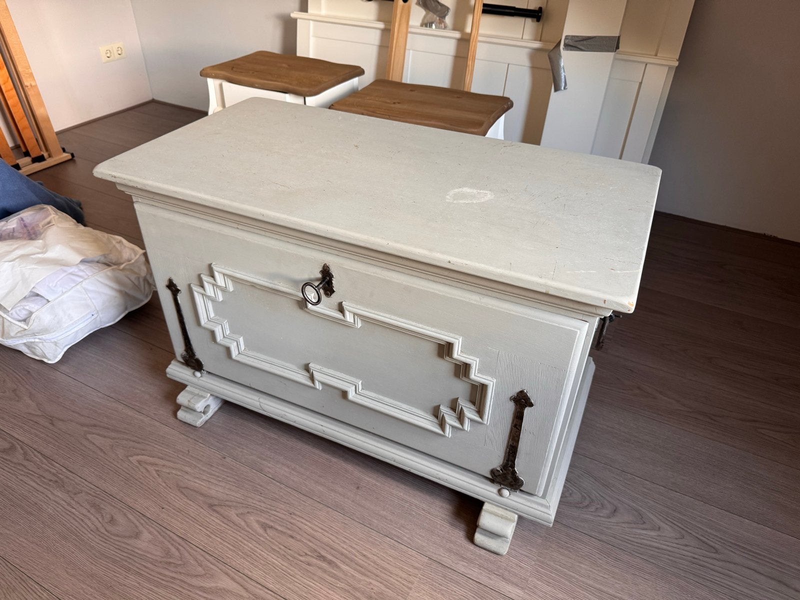Antieke Dekenkist / Salontafel Landelijk Wit met Smeedijzer, Ophalen of Verzenden