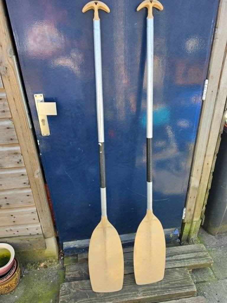 te koop een paar stevige peddels voor 20,-, Ophalen, Zo goed als nieuw, Enkelbladige peddel